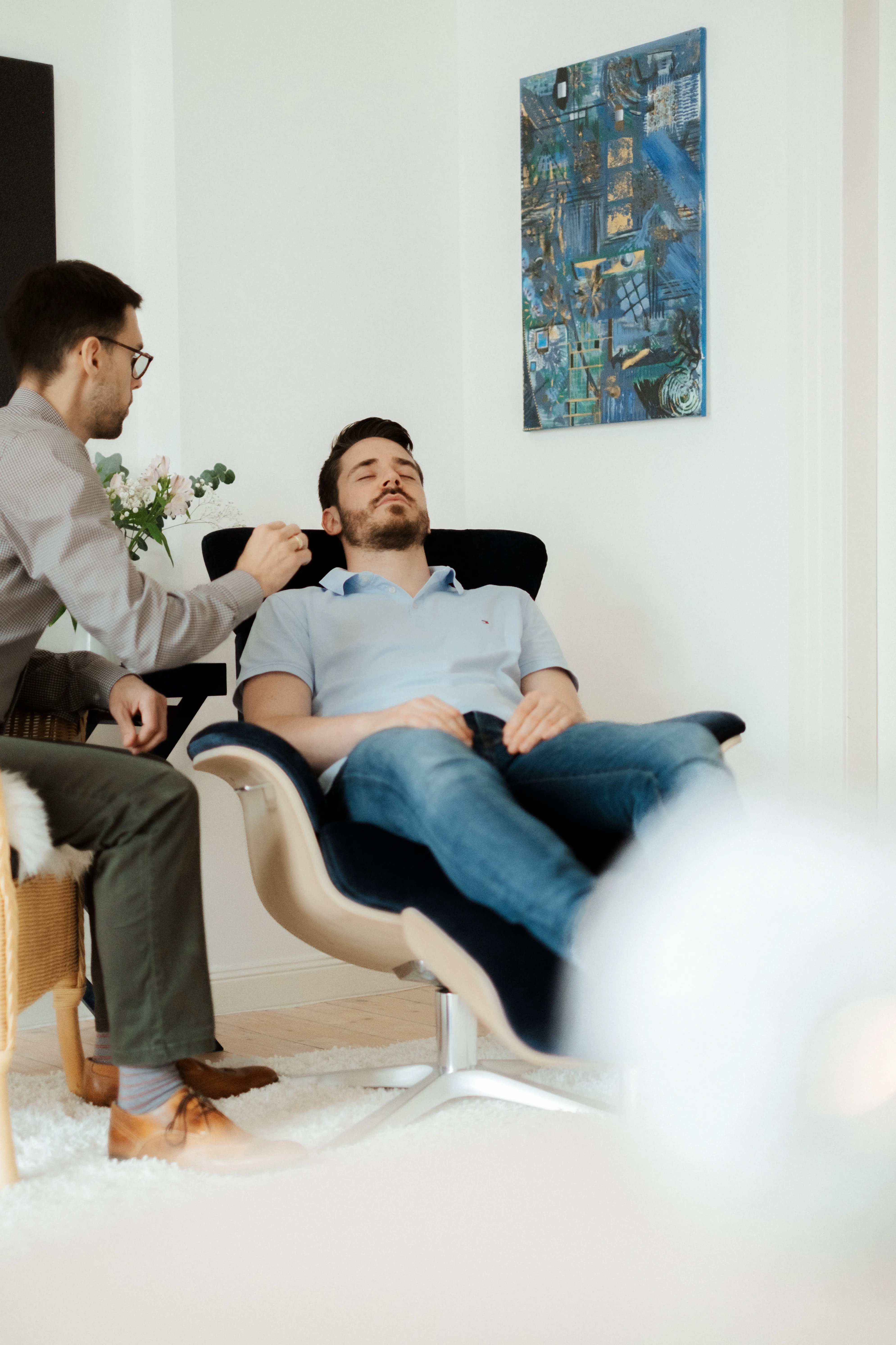 Ein Mann in entspannter Haltung, der die transformative Kraft der Hypnose symbolisiert.