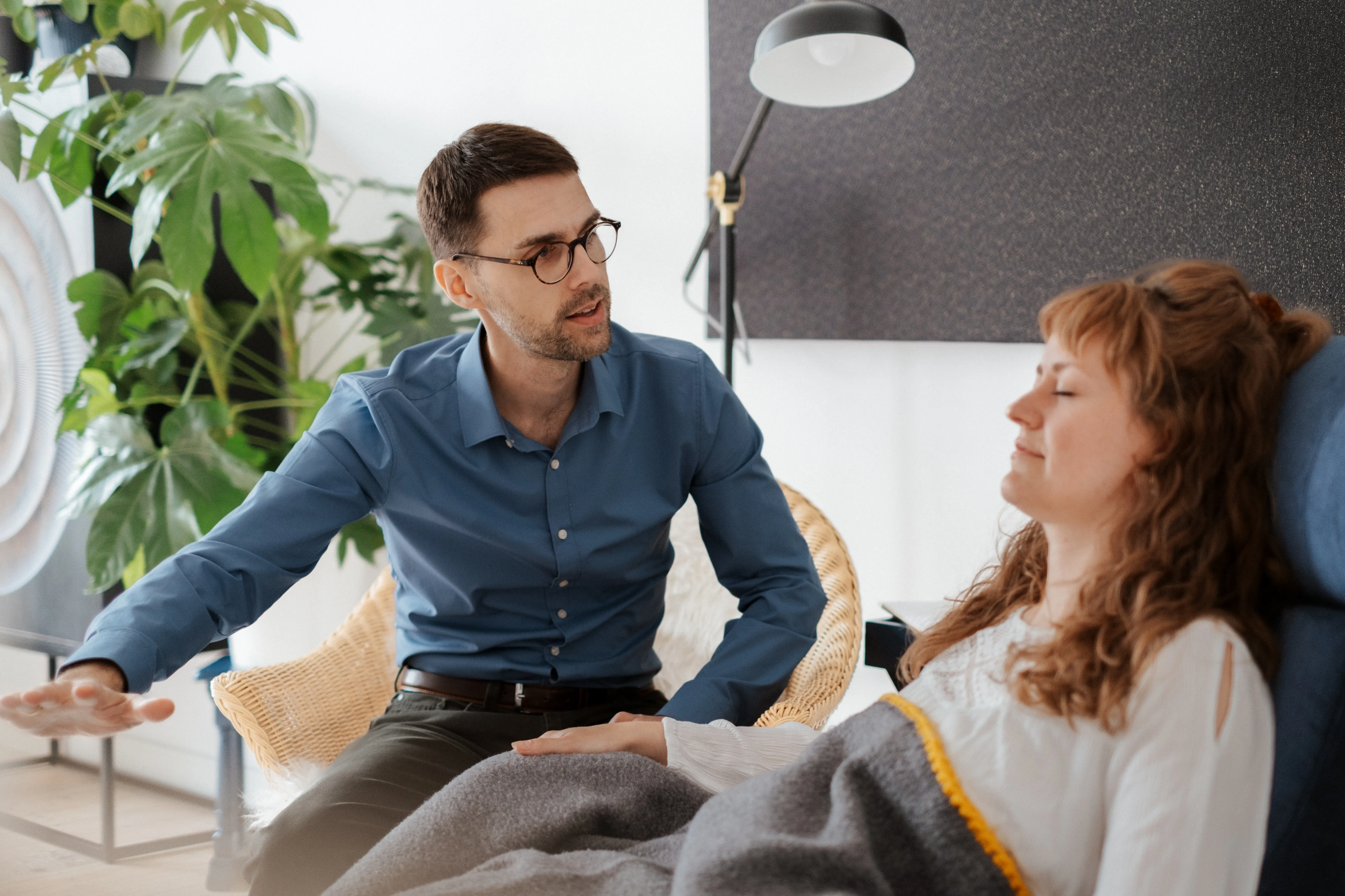 Eine Frau in Hypnose, in einer integrativen Hypnosetherapie-Sitzung